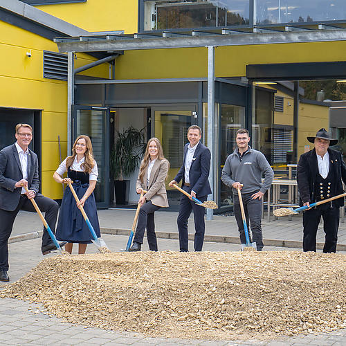 Andreas Schmidt, Ivona Schmidt, Lorena Schmidt, Martin Wycisk, Marius Andris and Markus Haller at the symbolic groundbreaking ceremony
