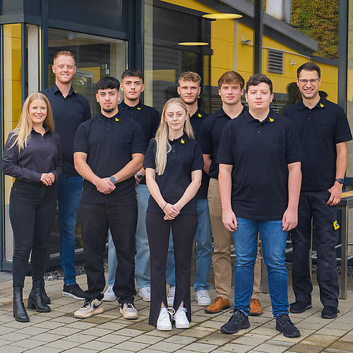 HR-Manager Carolin Keller, Head of Training Stefan Fink, David Rothacker, Gazmend Omeri, Tabea Winkler, Moritz Schaar, Gabriel Markovic, Max Gleiser und Head of Tech. Training Tobias Steinhart